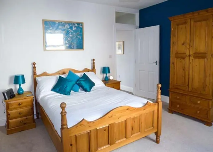 Riverview Apartment With Private Parking